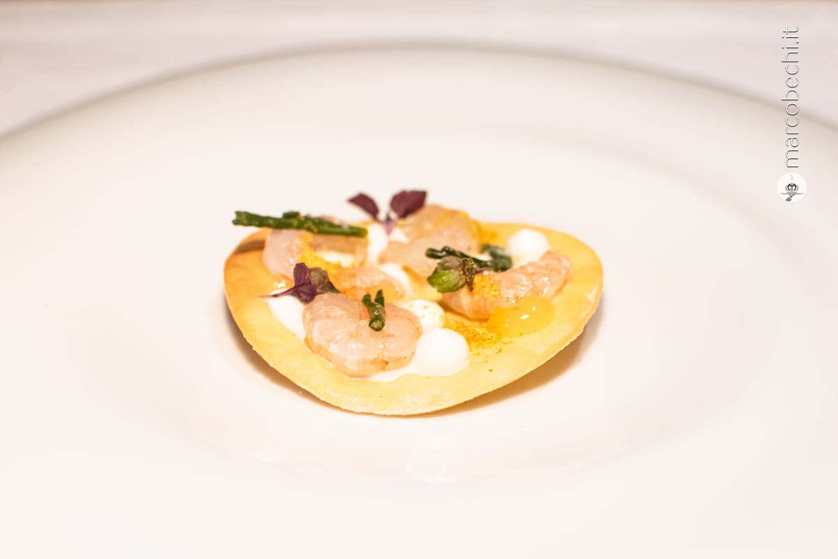 Crudo di gamberi rosa dell'Argentario con burrata, salsa arancio, cialda di riso e ceci 
