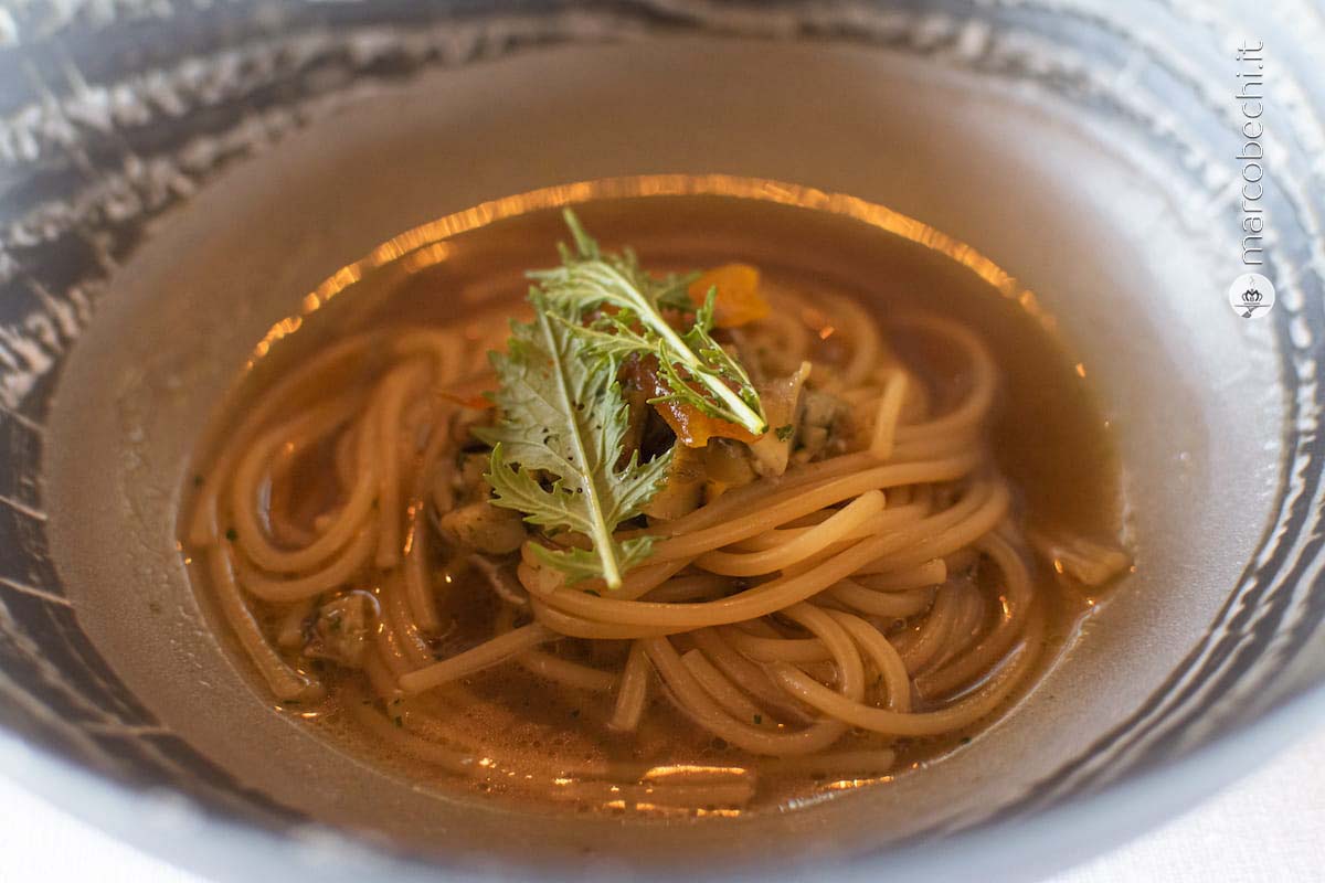 Le lumachine - Spaghettini cotti in estrazione di senape, formaggio e cipolla, lumachine di mare e bottarga