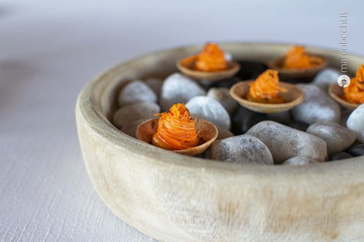 Tra le amuse bouche ecco le tartelette di grano saraceno, crema di carota al frutto della passione e caffè