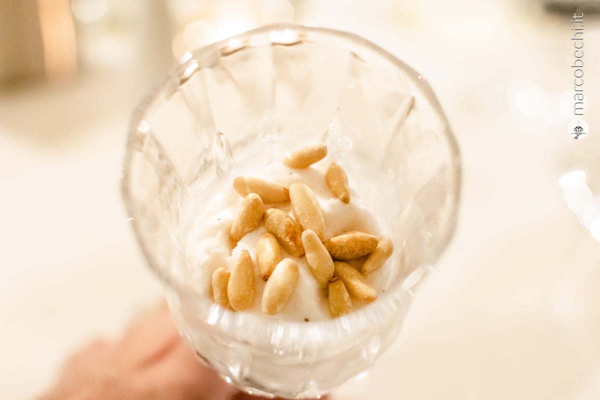 Sorbetto, cocco, noce moscata e prugne.