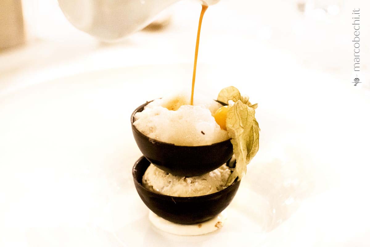 Gelato noce e gorgonzola con cioccolato fondente, granella di cantucci affogato al caffè