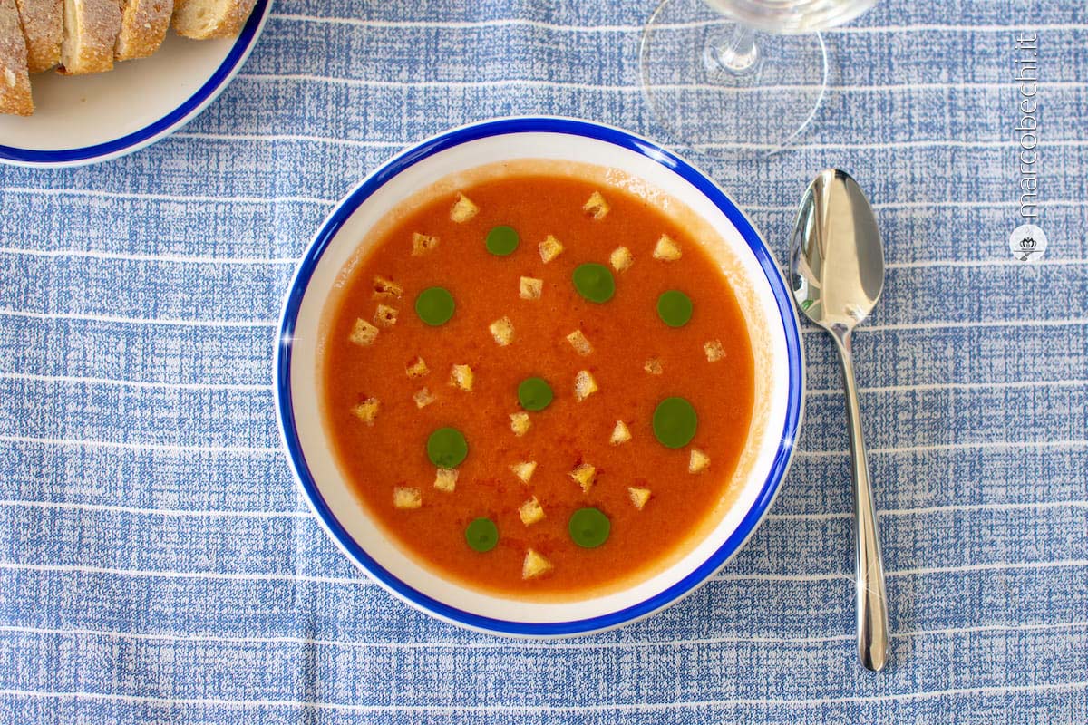 Gazpacho di fragole, cetrioli, peperoni, datterini con emulsione di prezzemolo e pane croccante