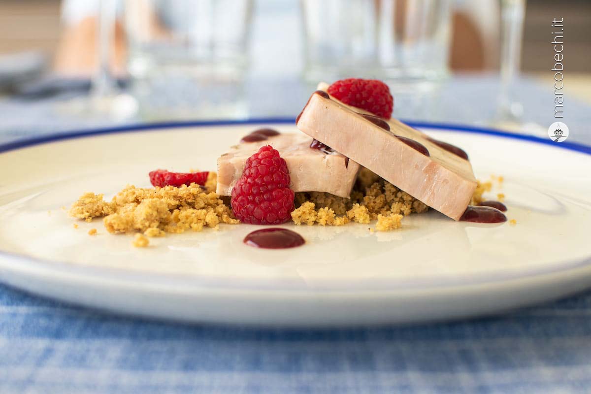Coniglio in terrina con salsa al lampone, crumble al pepe Timut