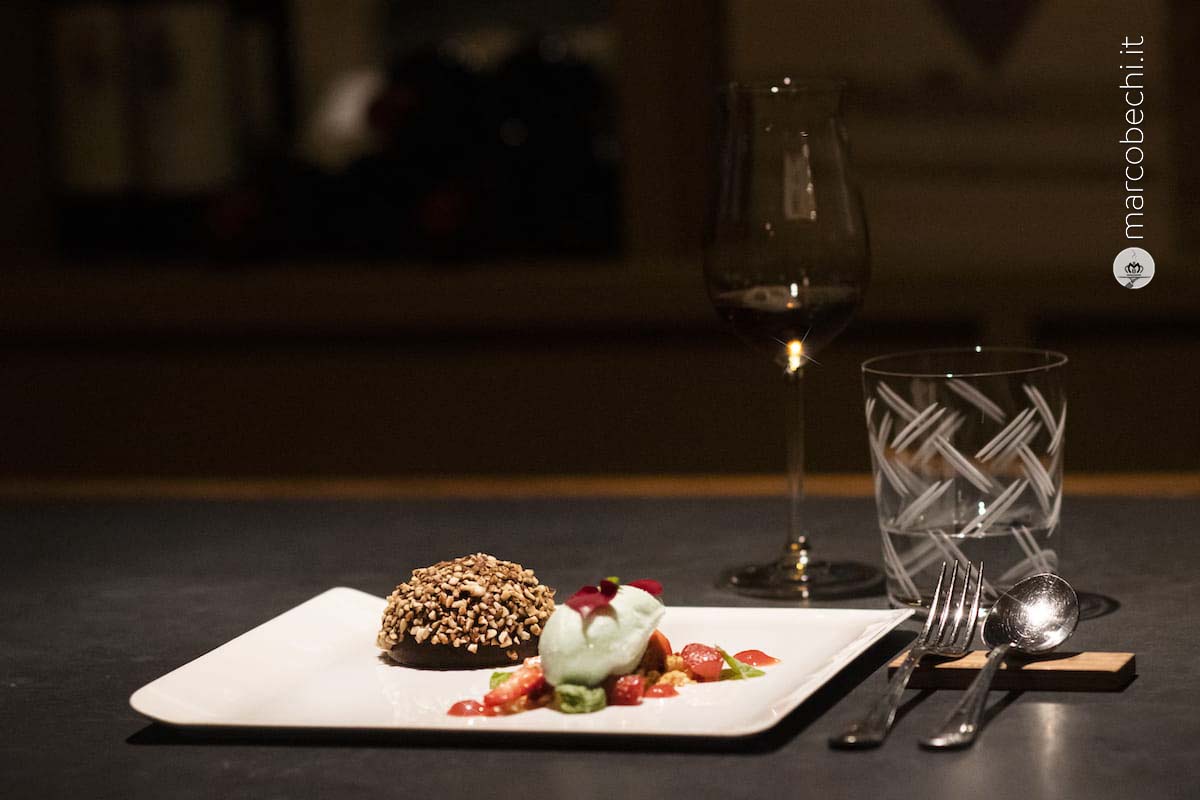 Cioccolato, mousse, cuore di fragole, gelato alla menta