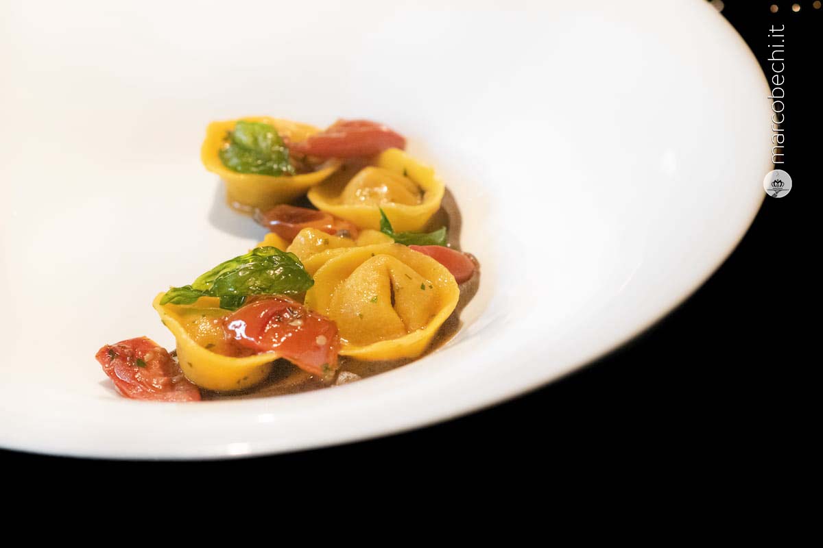 Tortelli di cacciucco, salsa di ceci neri, prezzemolo