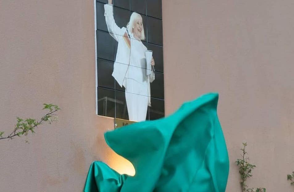 La targa commemorativa per Raffaella Carrà
