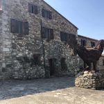 Rocca della Macie e il Gallo Nero in ferro, simbolo del Chianti Classico