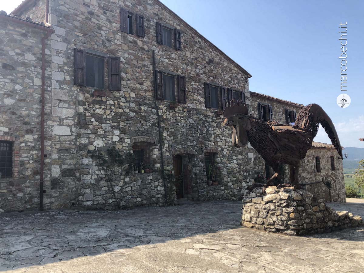 Rocca della Macie e il Gallo Nero in ferro, simbolo del Chianti Classico