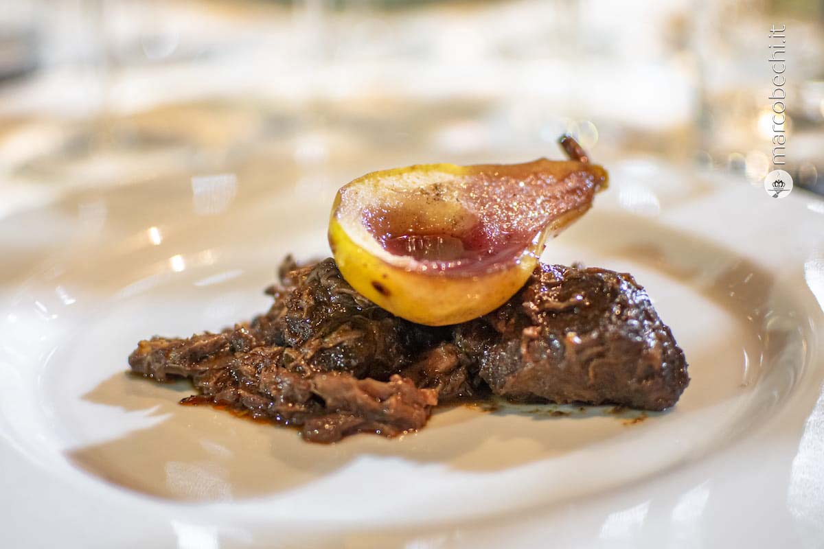 Peposo con pera cotta nel vino e cannella