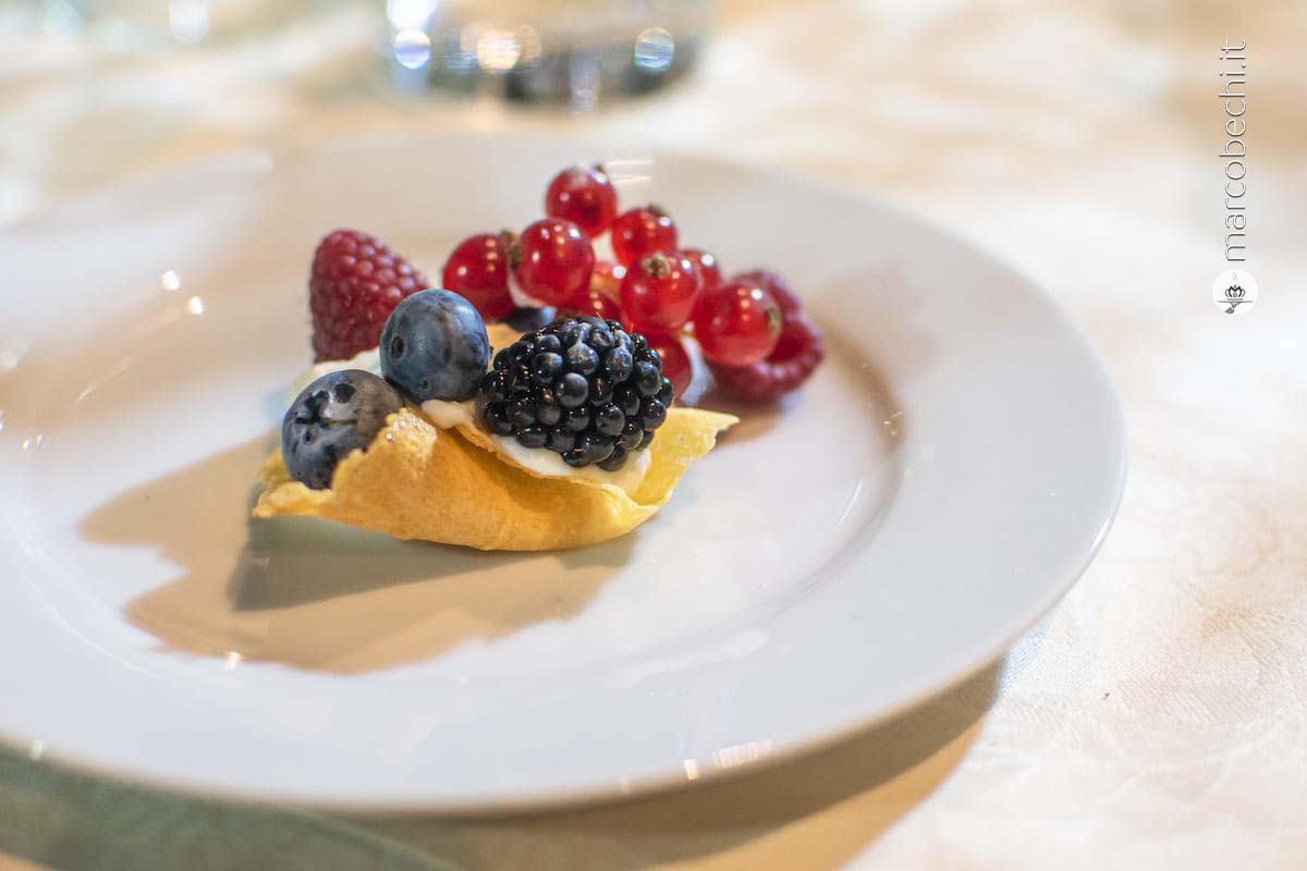 Brigidino con crema di ricotta al miele e frutti di bosco