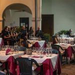 Le tavole apparecchiate nel cortile dell'Istituto Pellegrini Carmignani