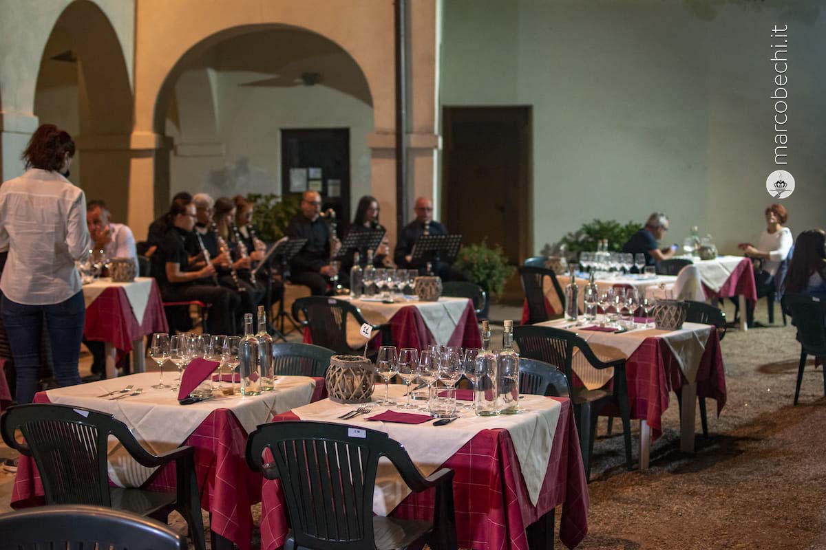 Le tavole apparecchiate nel cortile dell'Istituto Pellegrini Carmignani