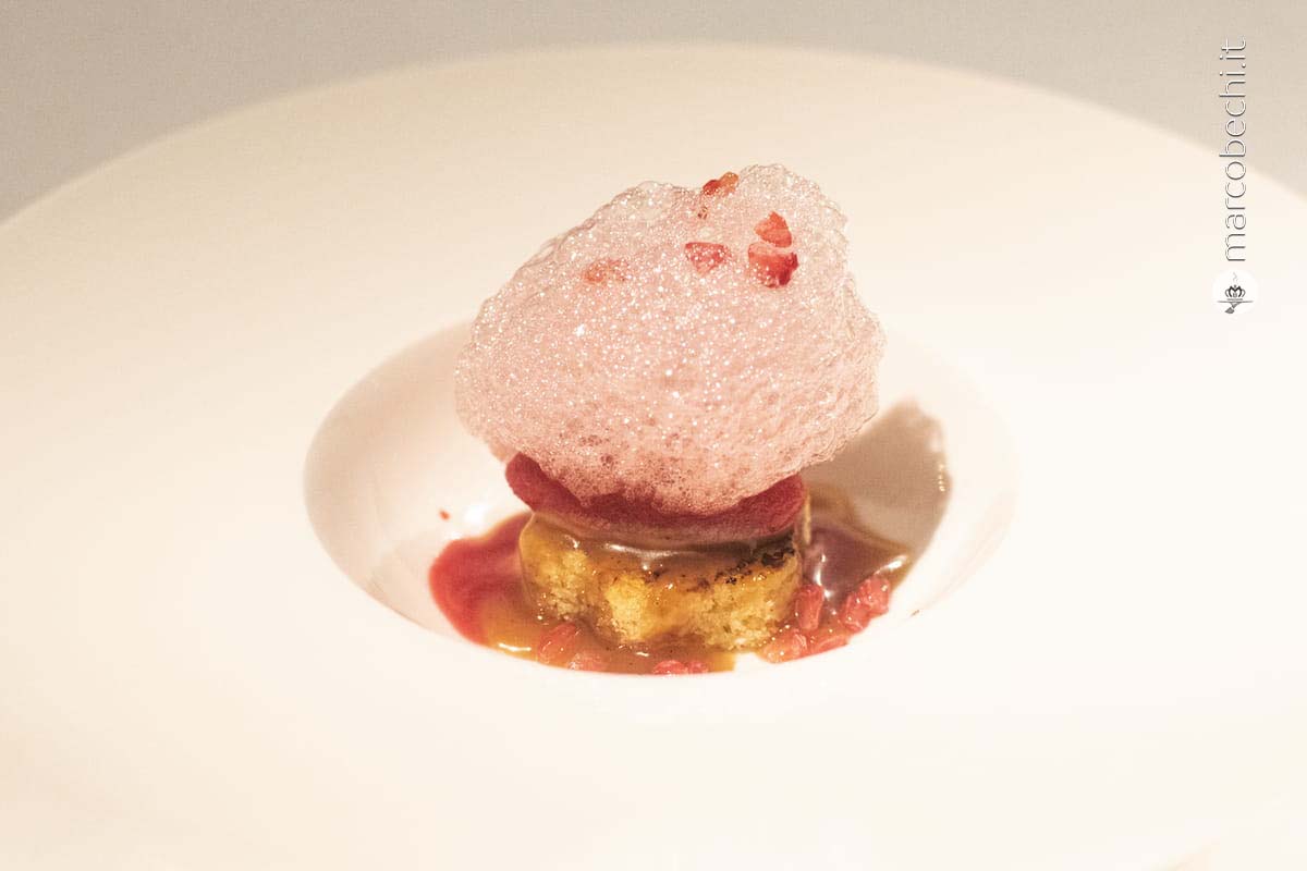 Pan di banana grigliata, schiuma di lampone, caramello e sorbetto di ciliegia