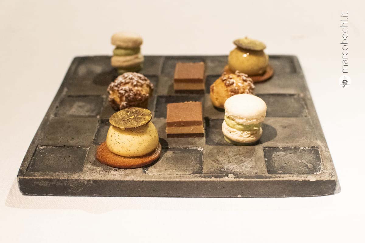 Cremino nocciola, bignè zabaione, mousse al passion fruit e biscotto al fico