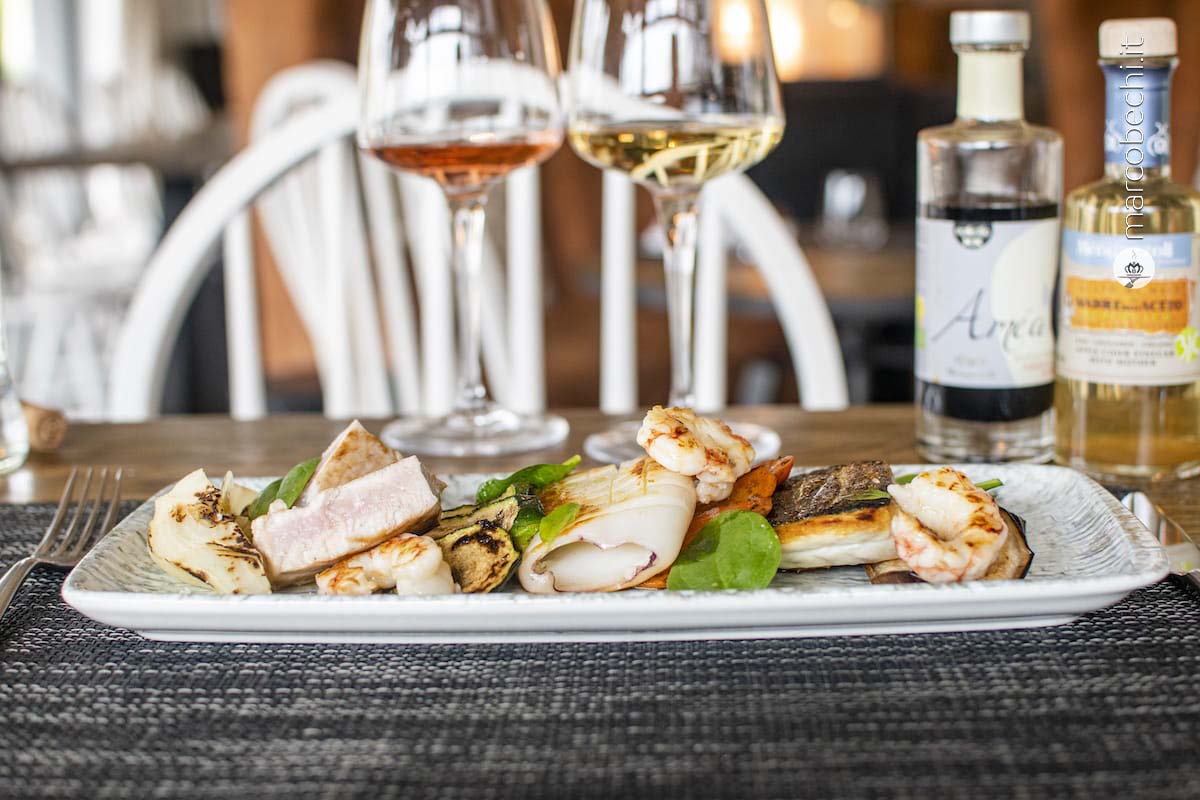 Composizione di pesce e crostacei alla griglia con verdure e patate