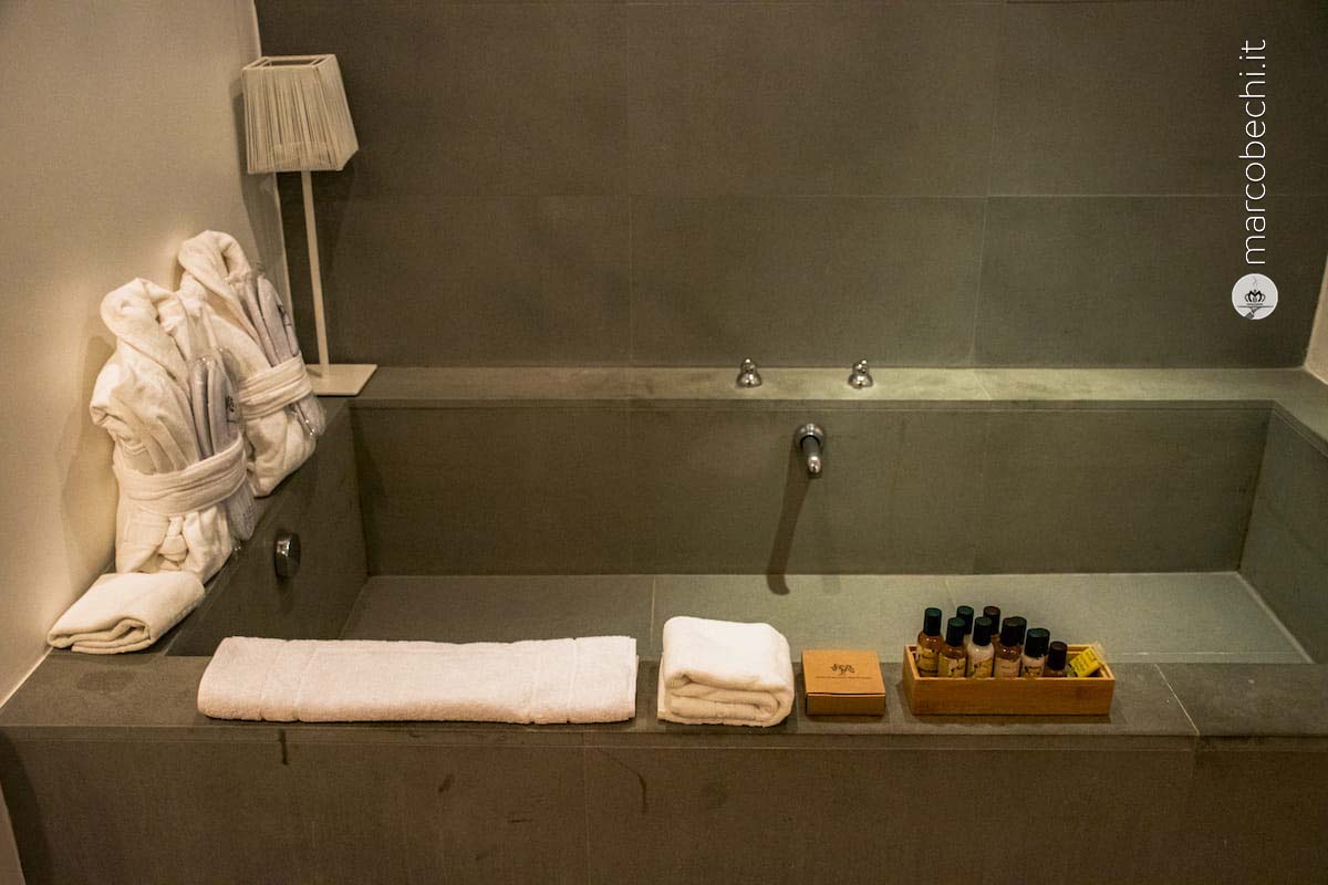 La grande vasca della Junior Suite al Golf Hotel Resort & Spa