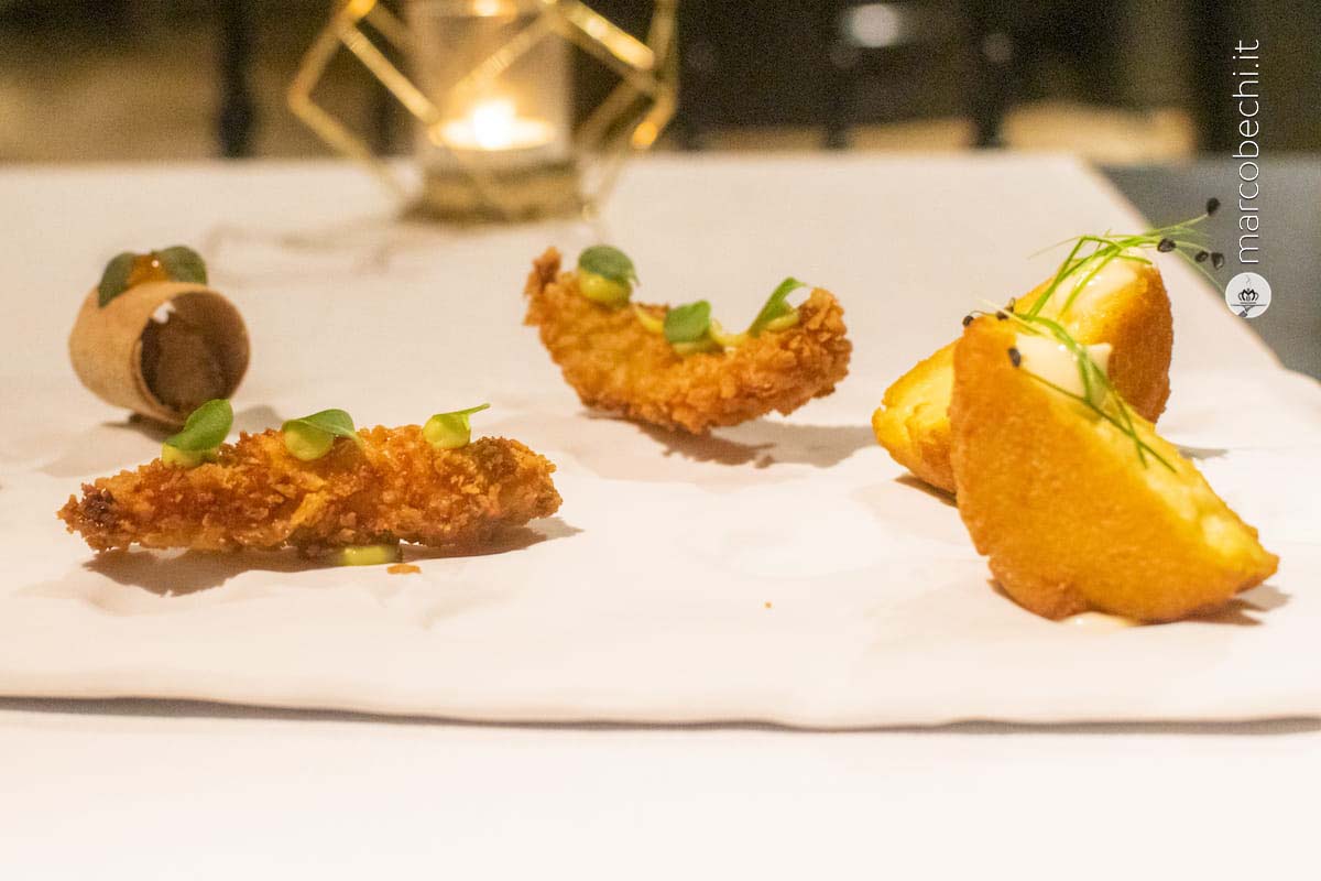 Cannoncino di pane con patè di cinghiale e marmellata di arance amare, mazzancolla nel panko e avocado, mornay di gamberi e tartufo