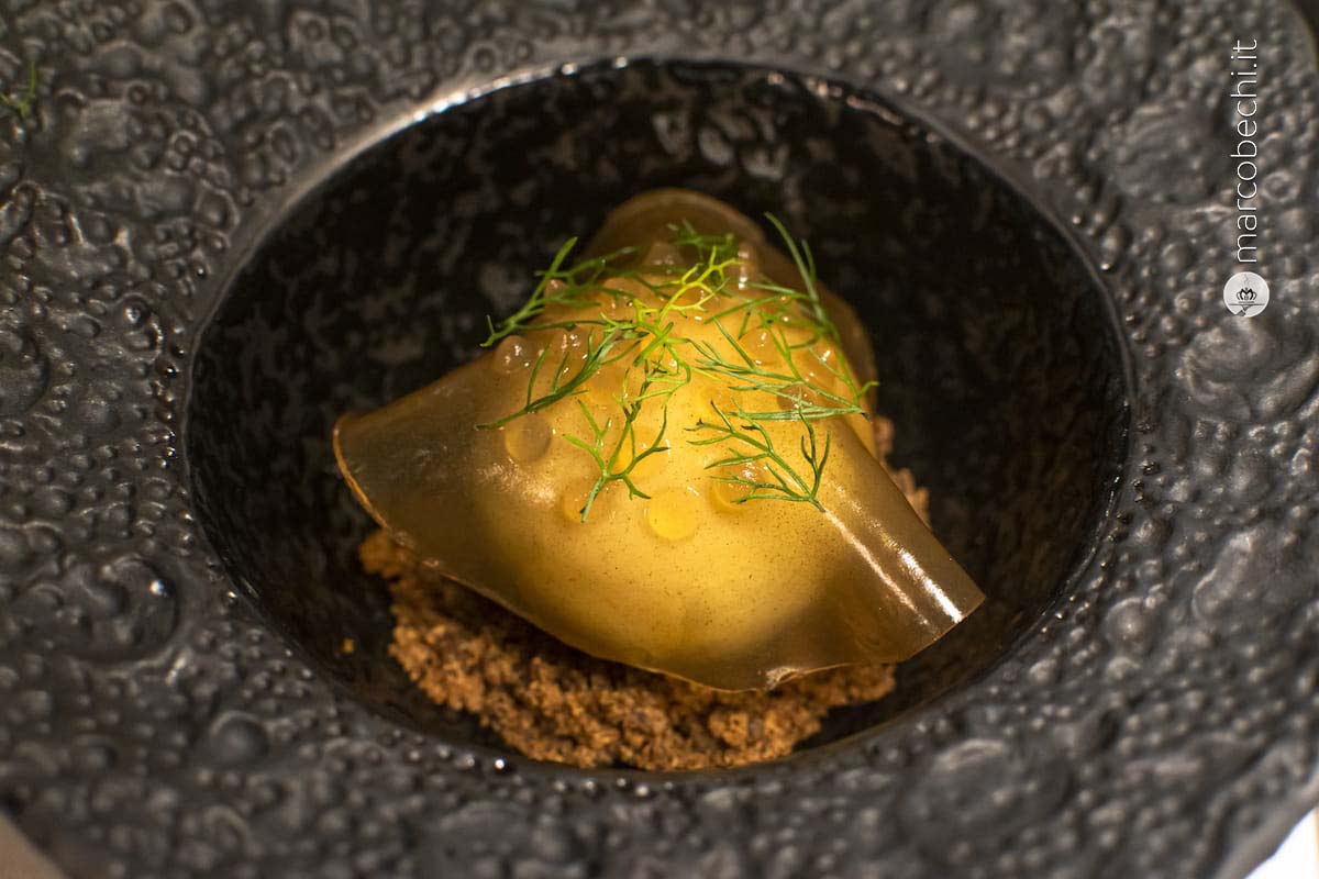 Pre dessert, sfera di cioccolato bianco con cremoso di passion fruit