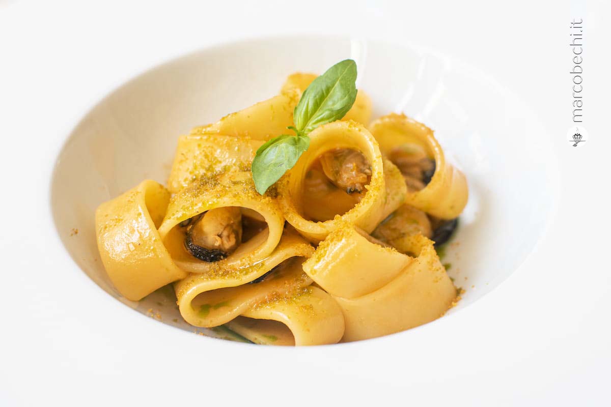 Calamarata ai frutti di mare, olio al basilico e bottarga