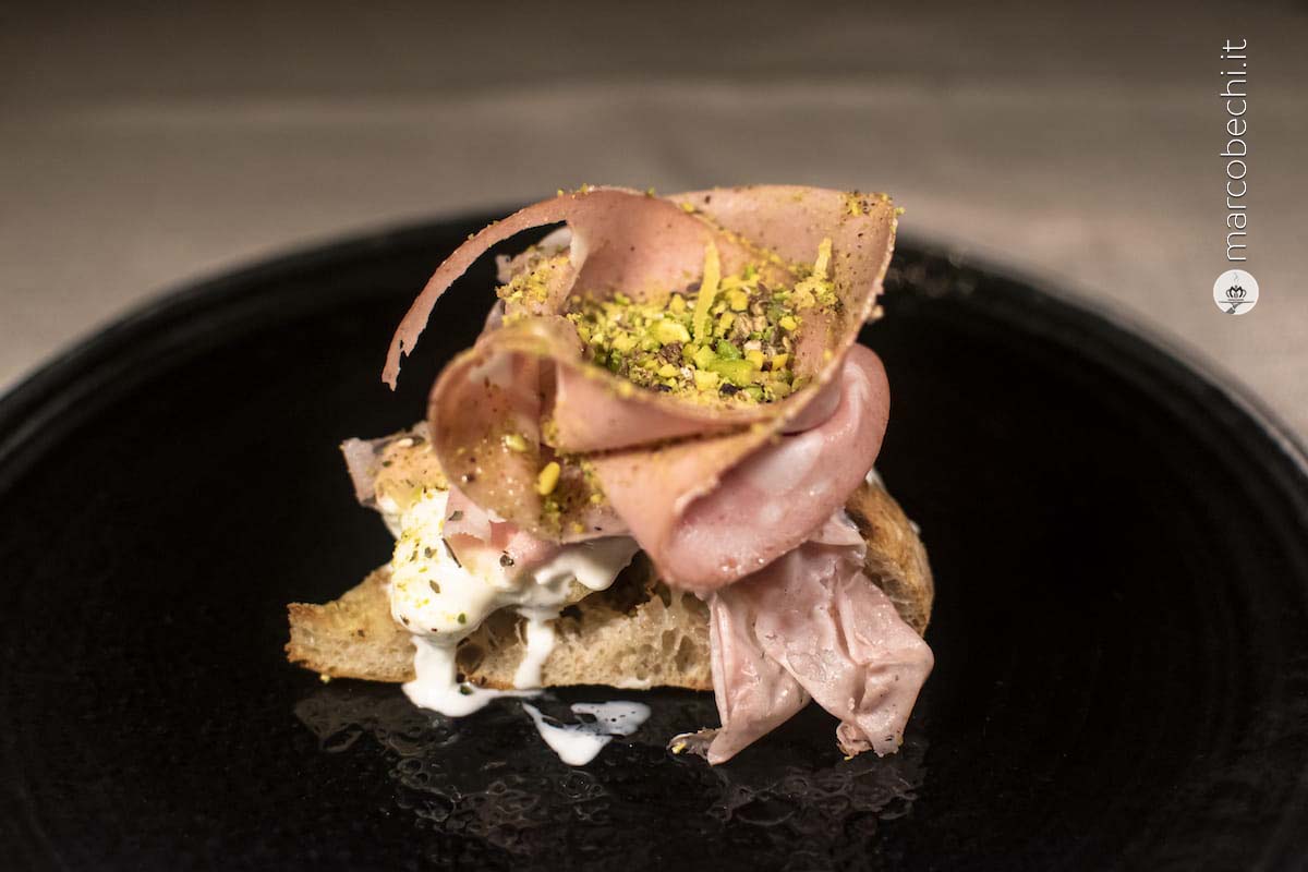 Mortadella di Bologna Bonfatti (presidio Slow Food) burrata pugliese, granella di pistacchi di Bronte (presidio Slow Food), olio evo S'Ard cultivar Semidana