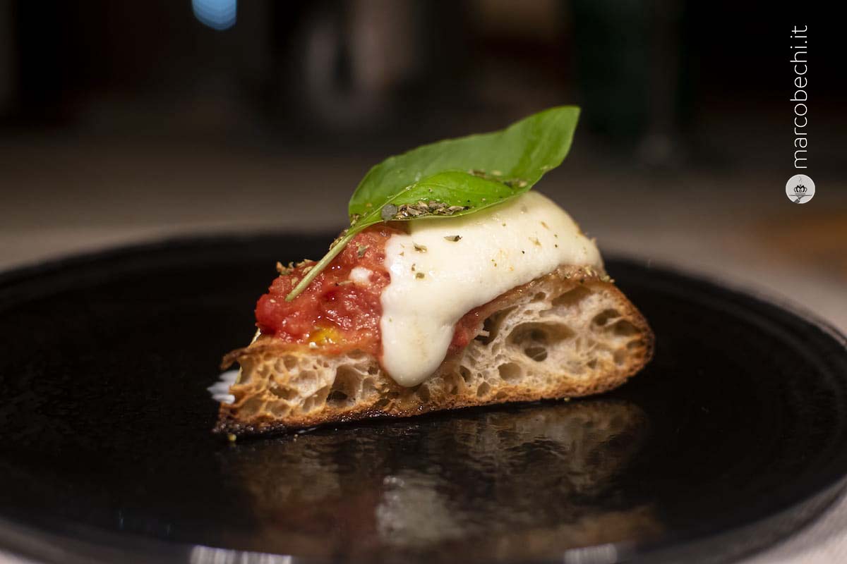 La Margerita, pomodoro Bio Petrilli, Mozzarella Fior d'Agerola, Basilico, olio evo Il Ruggente Ch. Classico