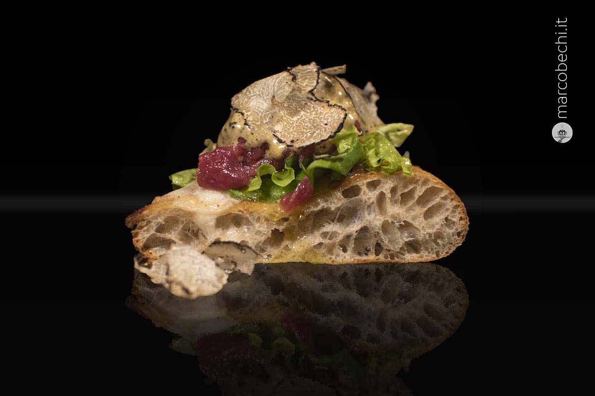 Tartare di Chianina IGP di Simone Fracassi, aglione della Val di Chiana, prezzemolo, maionese all'uovo, sale Maldon, mozzarella fior di Agerola, lattuga croccante e Oli evo Ch. Classico "Idea" Castel Ruggero e tartufo