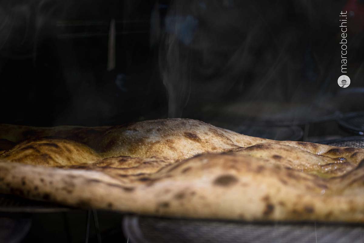 La pizza alla pala appena sfornata
