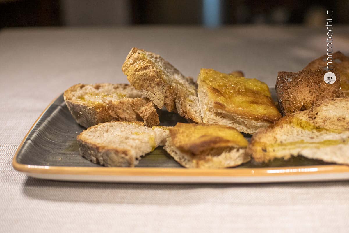 La schiacciata e il pane con l'olio serviti per antipasto