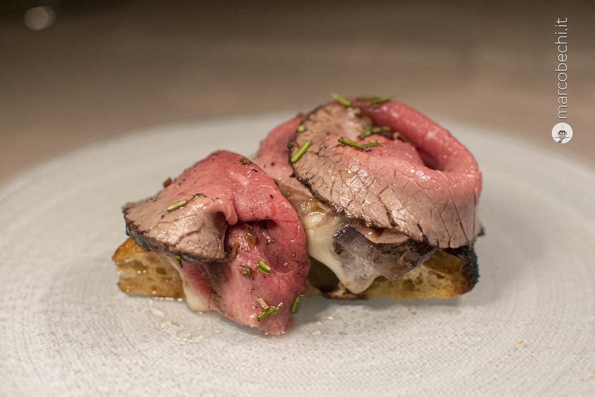 Arrosto di girello chiamino in tegame, cipolla di Tropea al forno, mozzarella Fior di Agerola, insalata misticanza, olio evo cultivar Moraiolo Torrebianca