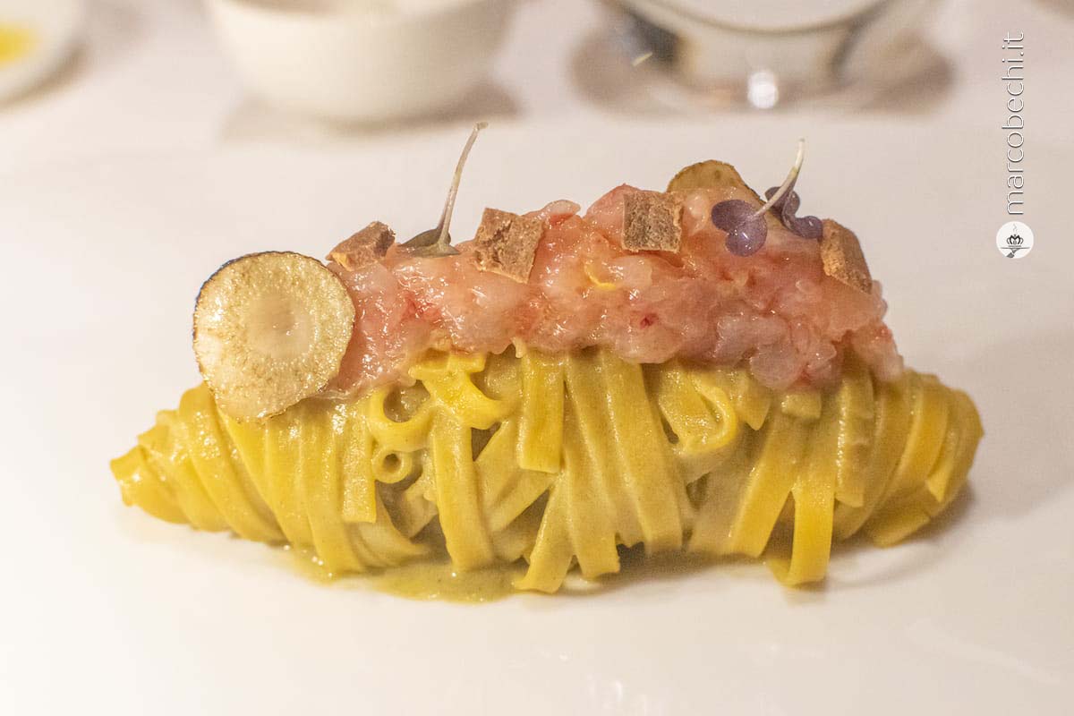 Tagliolini con carciofi, bottarga di tonno e gamberi rossi crudi