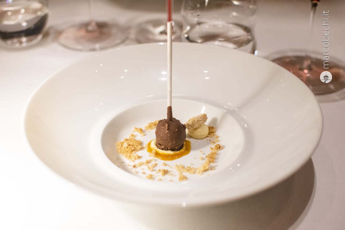 Lollipop con biancomangiare ricoperto al cioccolato con crema al frutto della passione