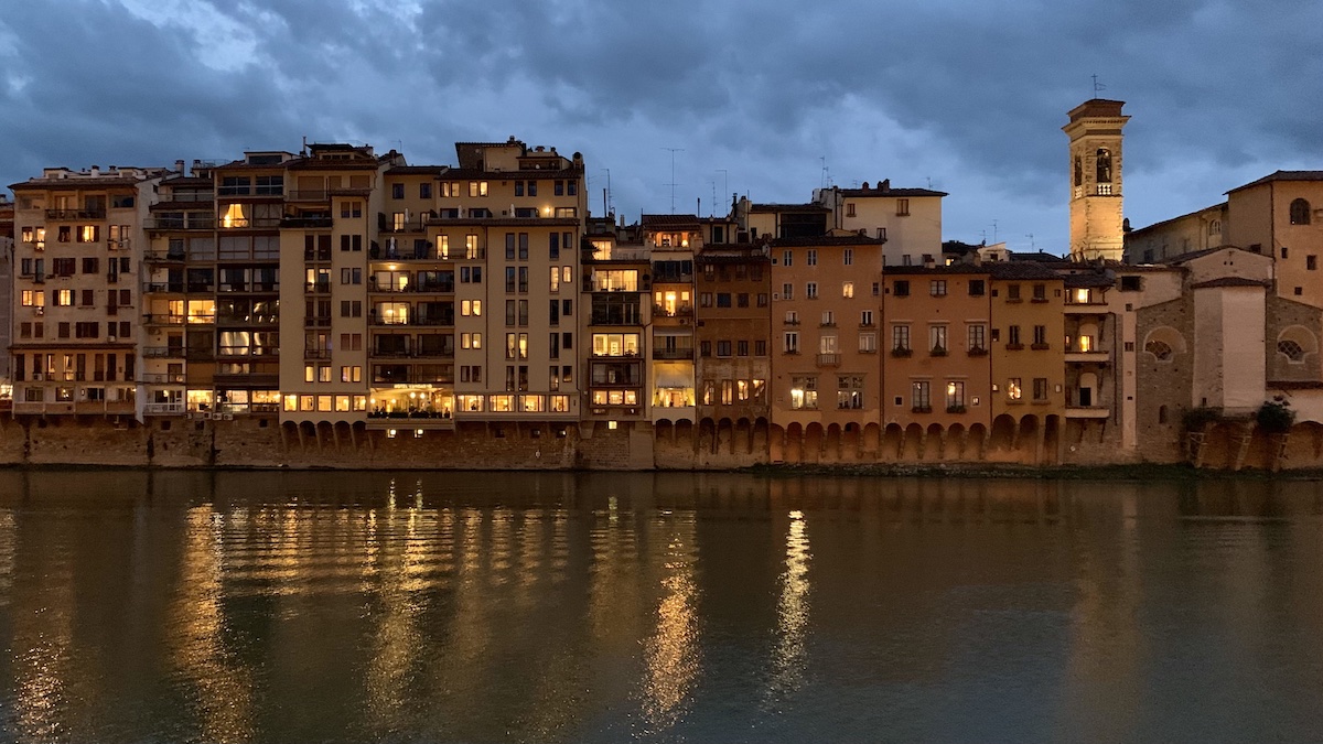 L'hotel Lungarno visto dall'Arno