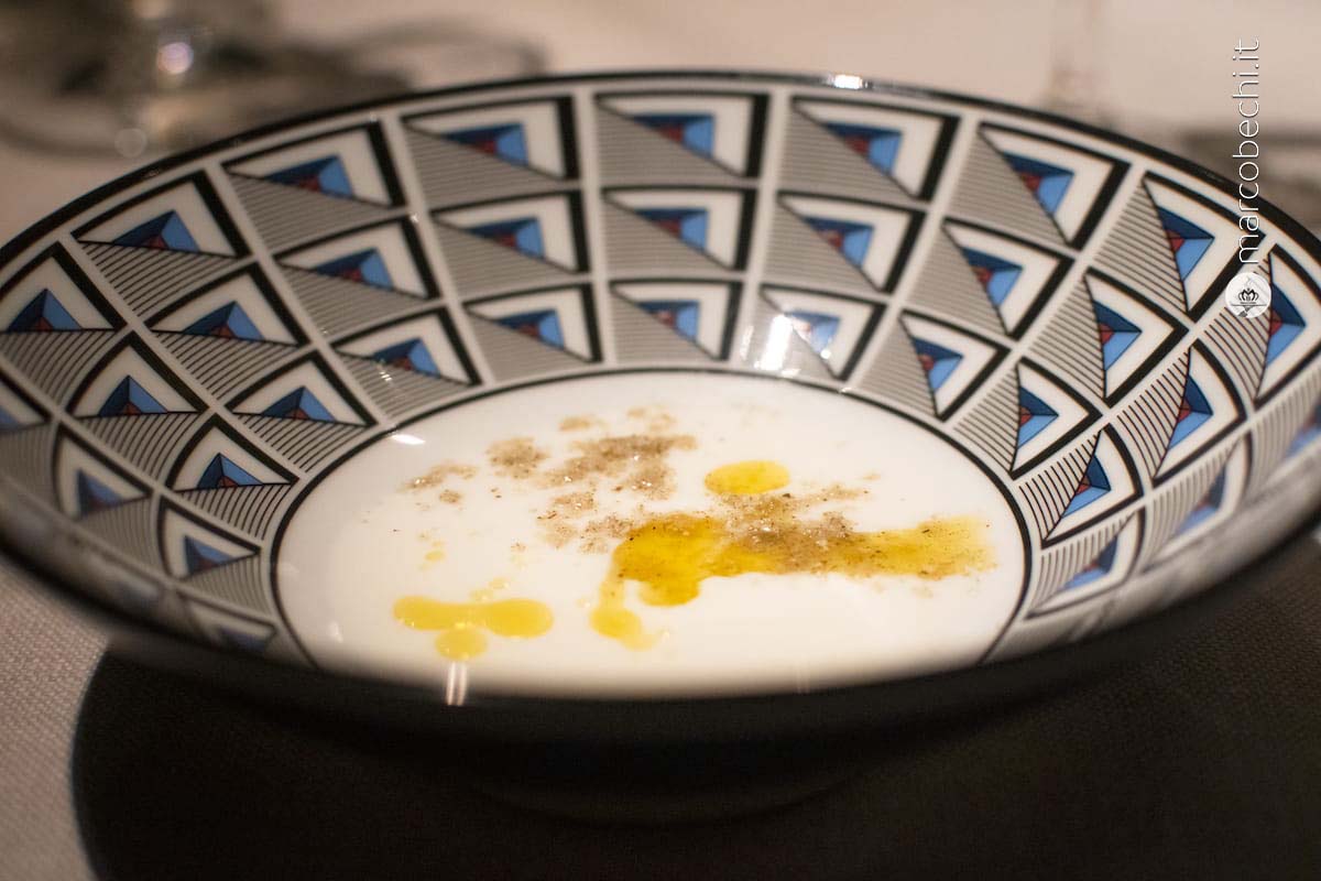 Kefir, olio di oliva e polvere di eucalipto