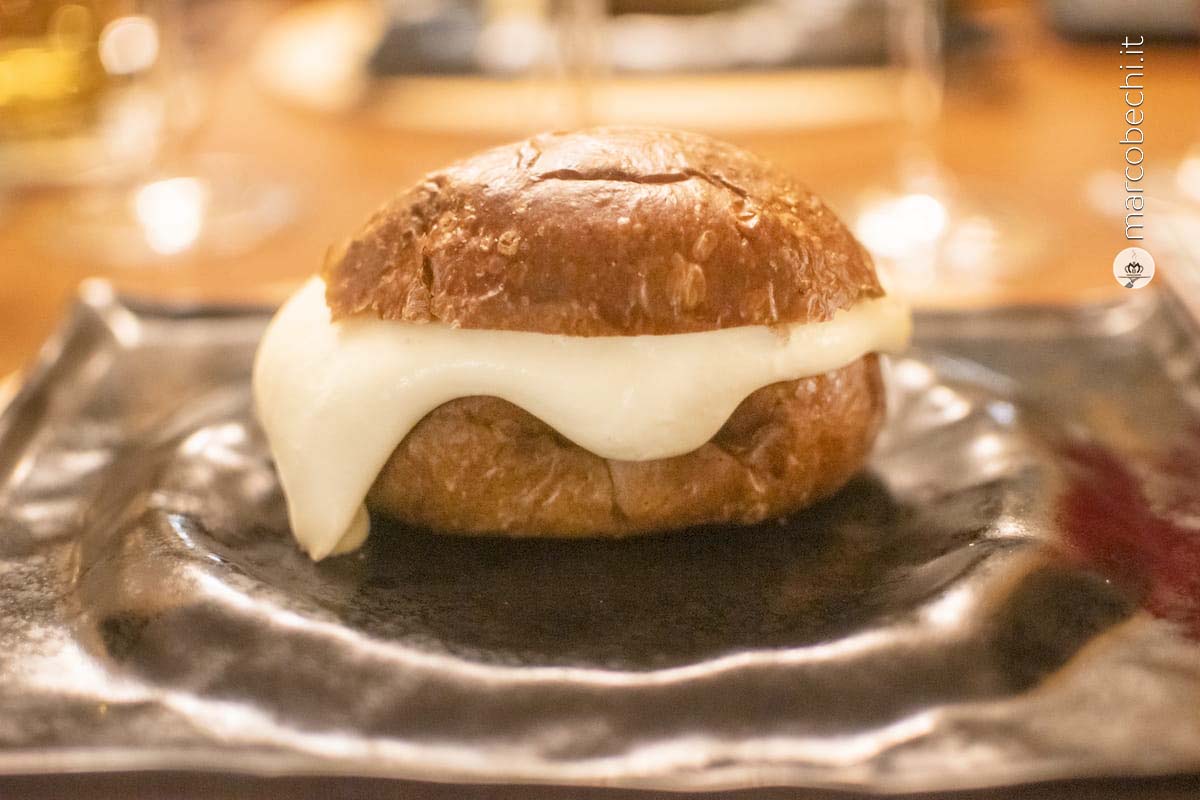 Maritozzo al grano arso e pepe verde con crema e panna