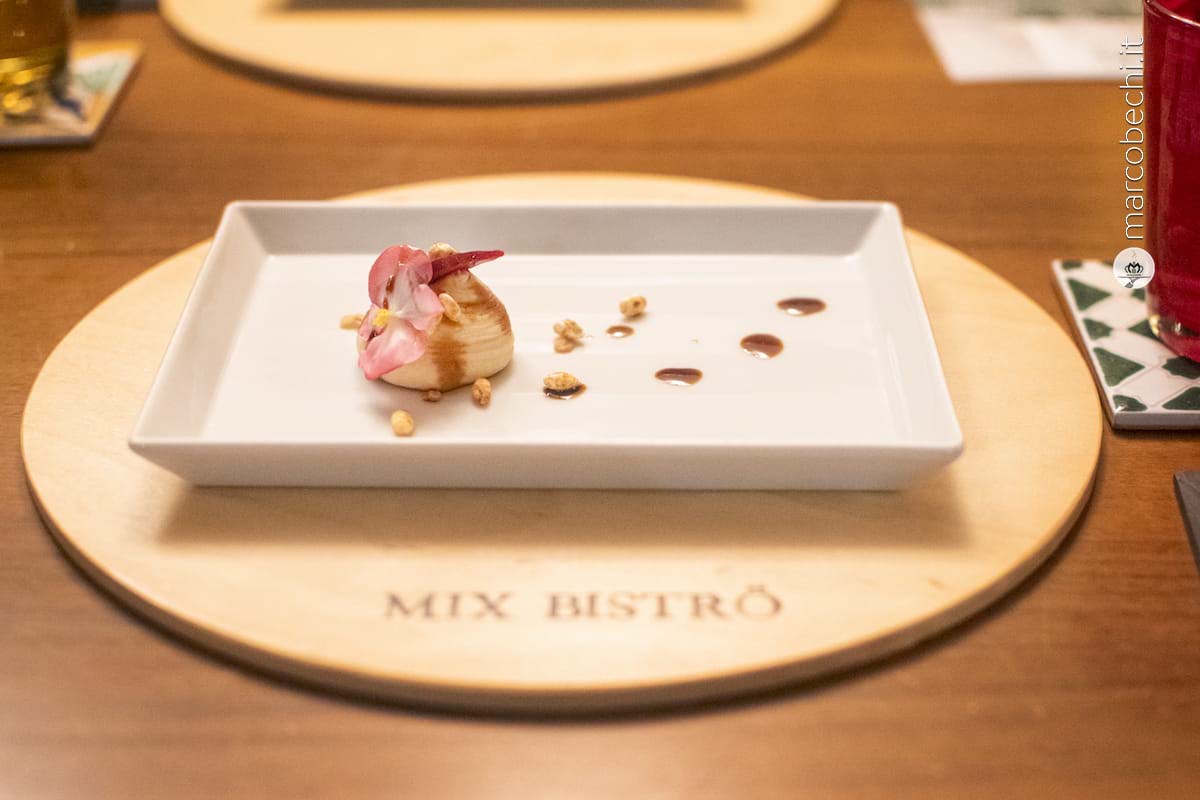 Hummus di ceci, riso soffiato, salsa teriyaki e barbabietola rossa fermentata con acqua di sedano