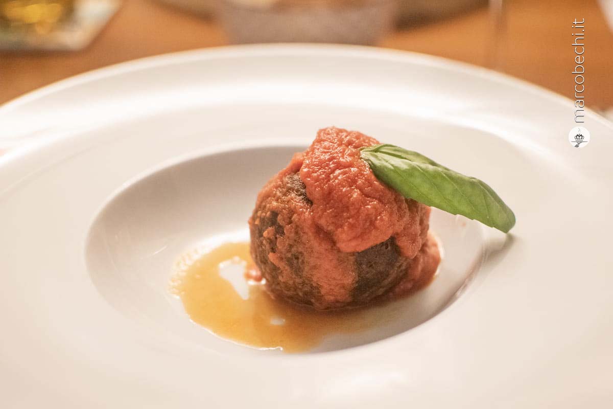 La pallotta di cacio e ovo con pomodoro e basilico