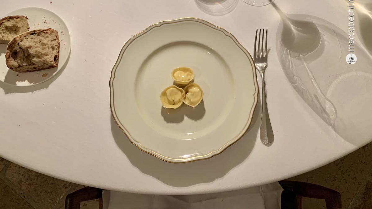 Raviolo con ricotta di pecora e acqua 