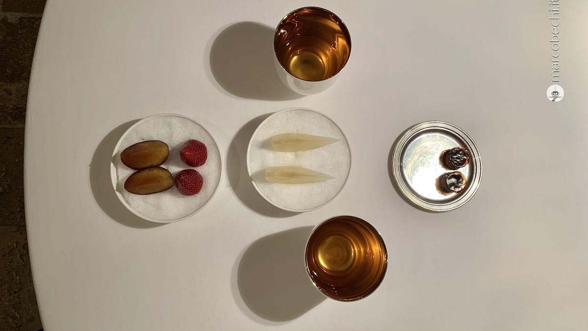 Frutta compressa, infuso di limone, caramello, caffè e pepe