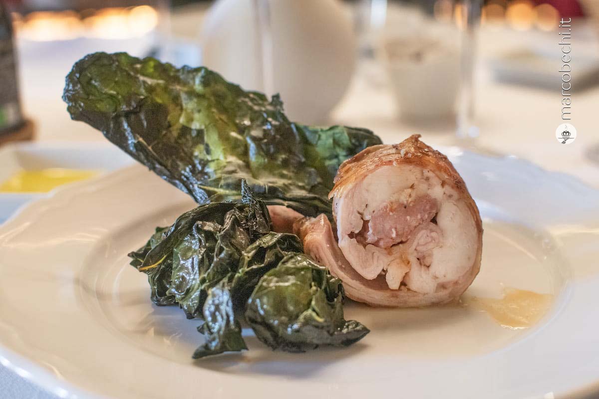 Coniglio in porchetta con cavolo nero stufato e chips di cavolo nero