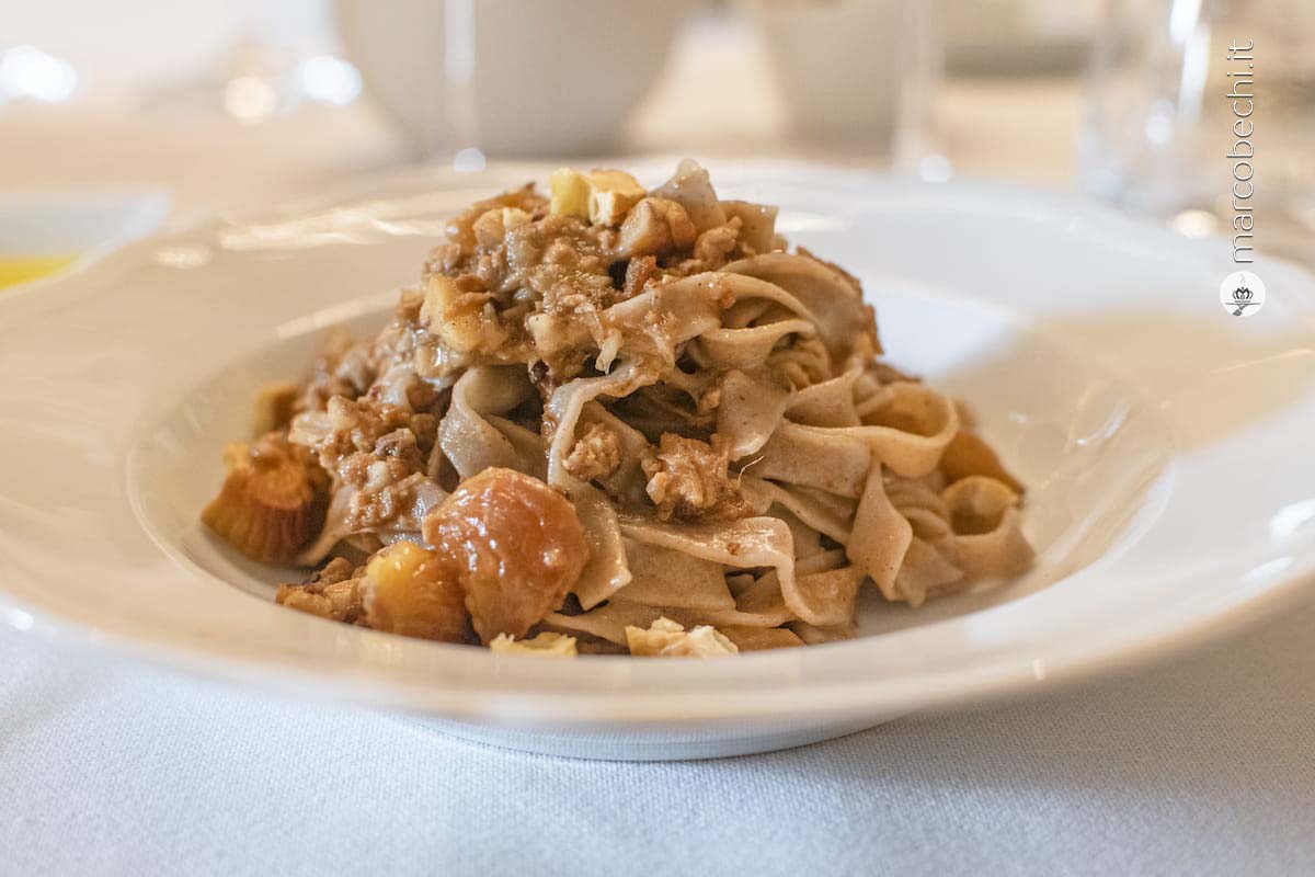 Tagliatella con farina di castagne, ragù di cinta senese e castagne