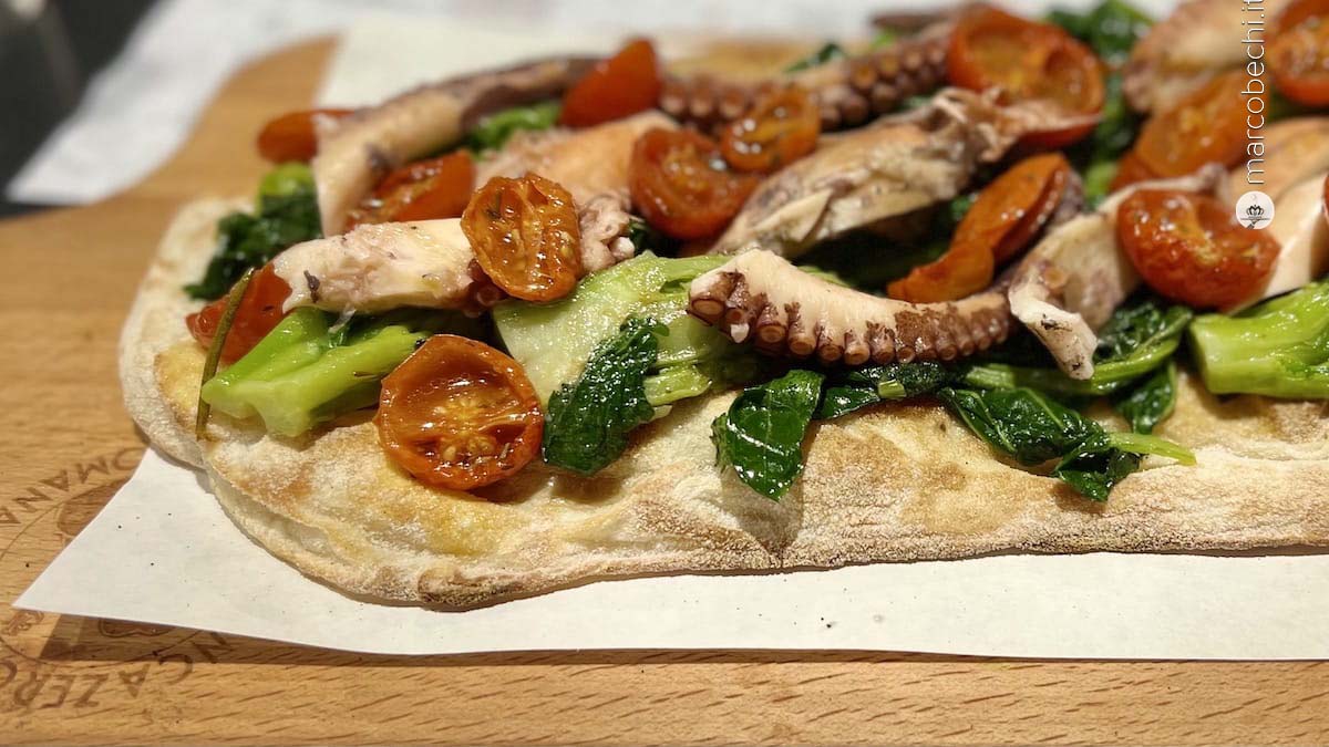 Pineta, con polpo grigliato con cime di rapa, olio, limone e pomodorini secchi.