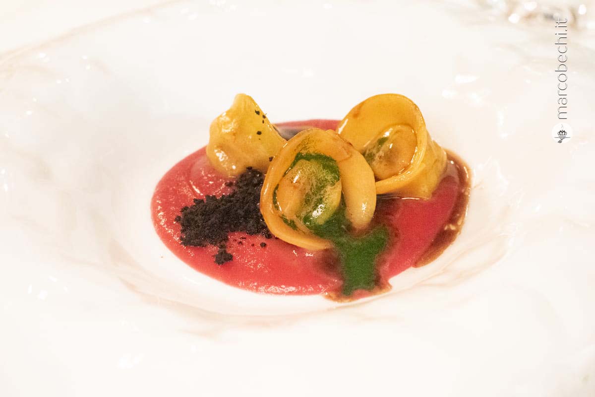 Tortelli di pasta all'uovo fatti in casa ripieni di coniglio