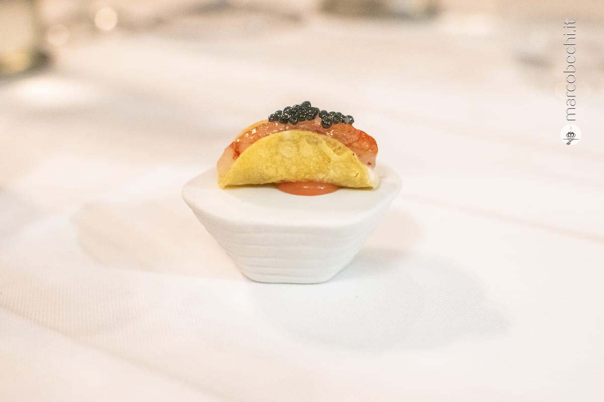 Tacos di mais con gambero rosso di Sicilia ed uova di aringa