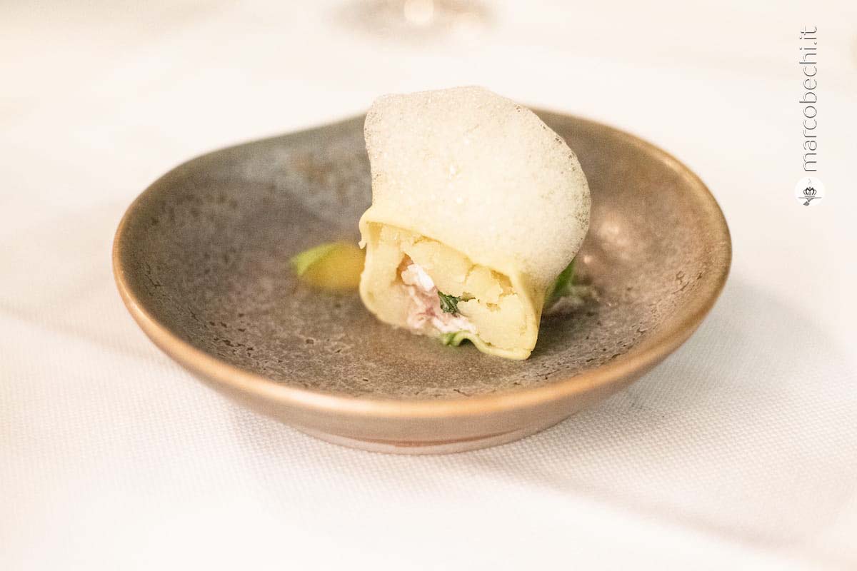Rollè di avocado con polpo marinato al cevice, aria di arancia, salsa di arancia