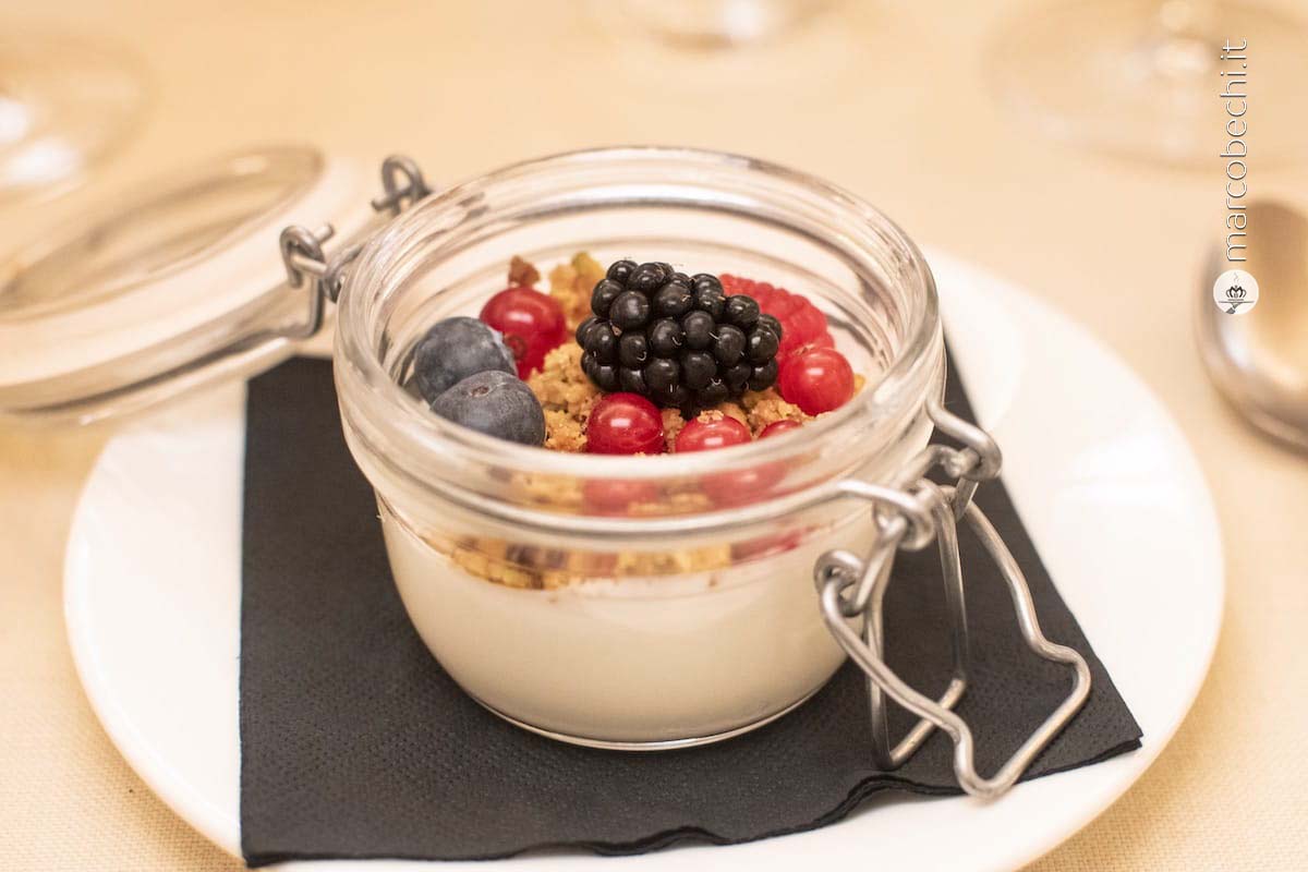Mousse di yogurt, frutti di bosco e crumble