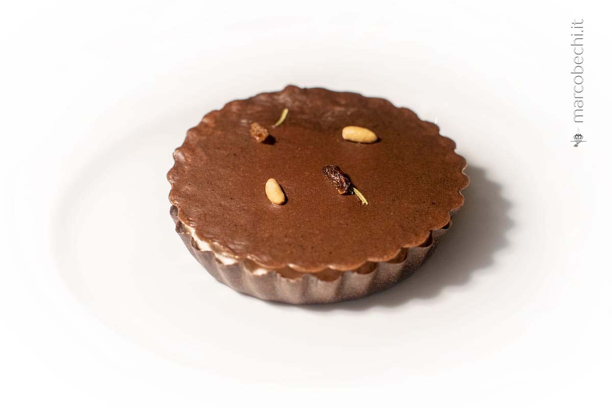 Crostatina croccante, marmellata all'uvetta, crema pasticcera al rosmarino, spuma di castagne e cioccolato
