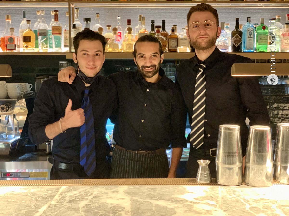 I barman de La Menagere con Luca Cinalli al centro