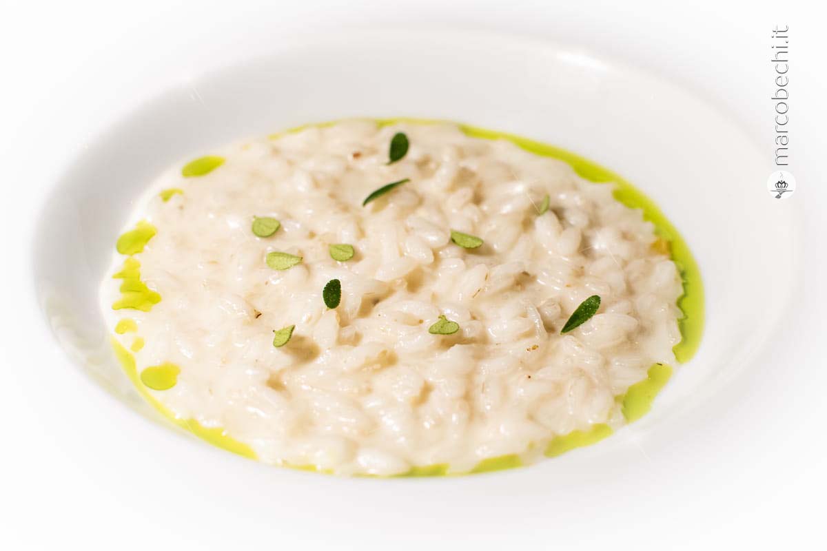 Risotto al formaggio Gran Peposo, clorofilla, scalogno, pepe e peperoncino