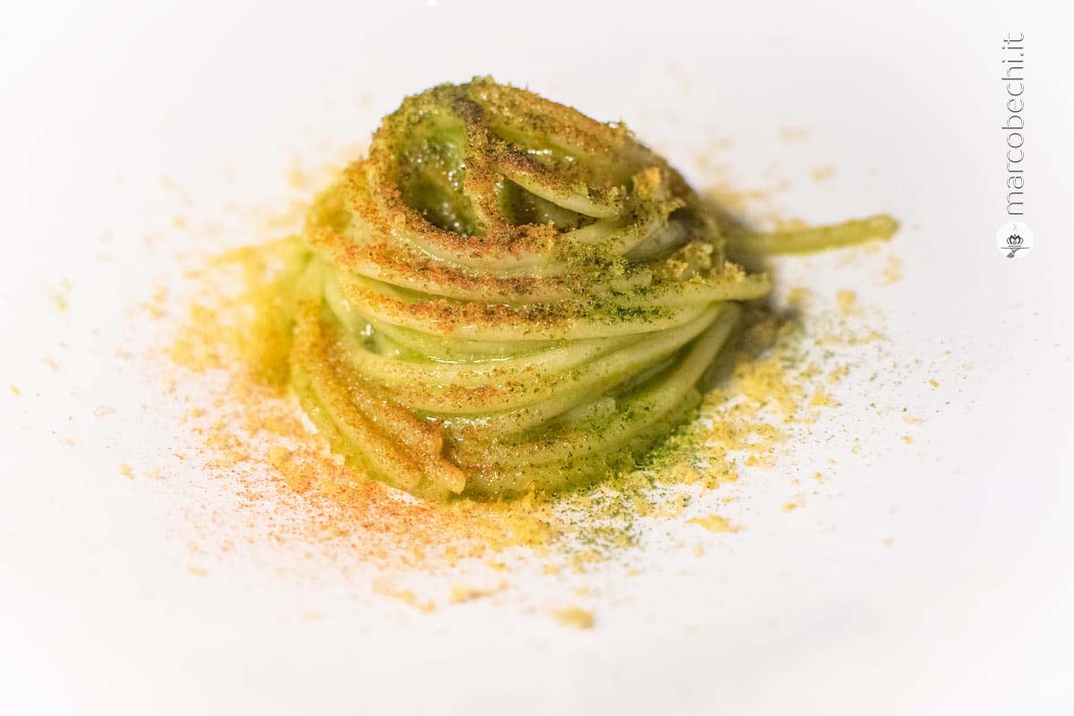 Spaghetto in salsa aglio, olio e peperoncino , polvere di prezzemolo e bottarga