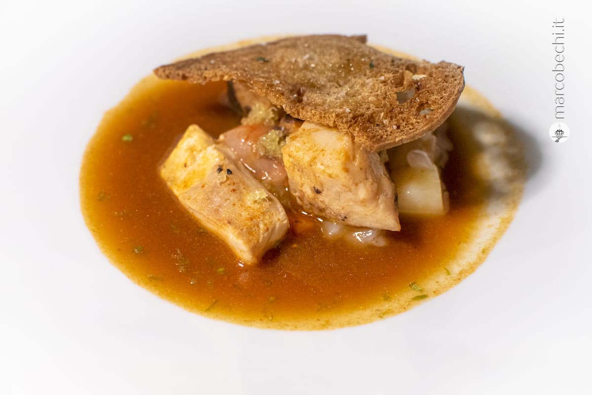 "Cacciucco" in salsa orientale, verdure e pane alle erbe
